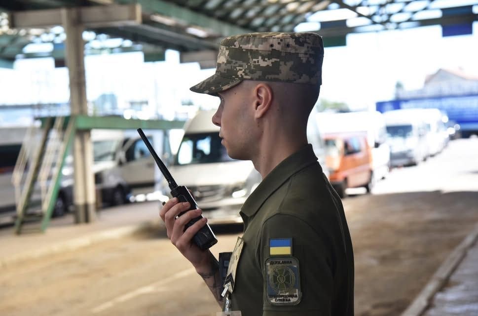 Увага! Нові правила виїзду для чоловіків 18–22 років